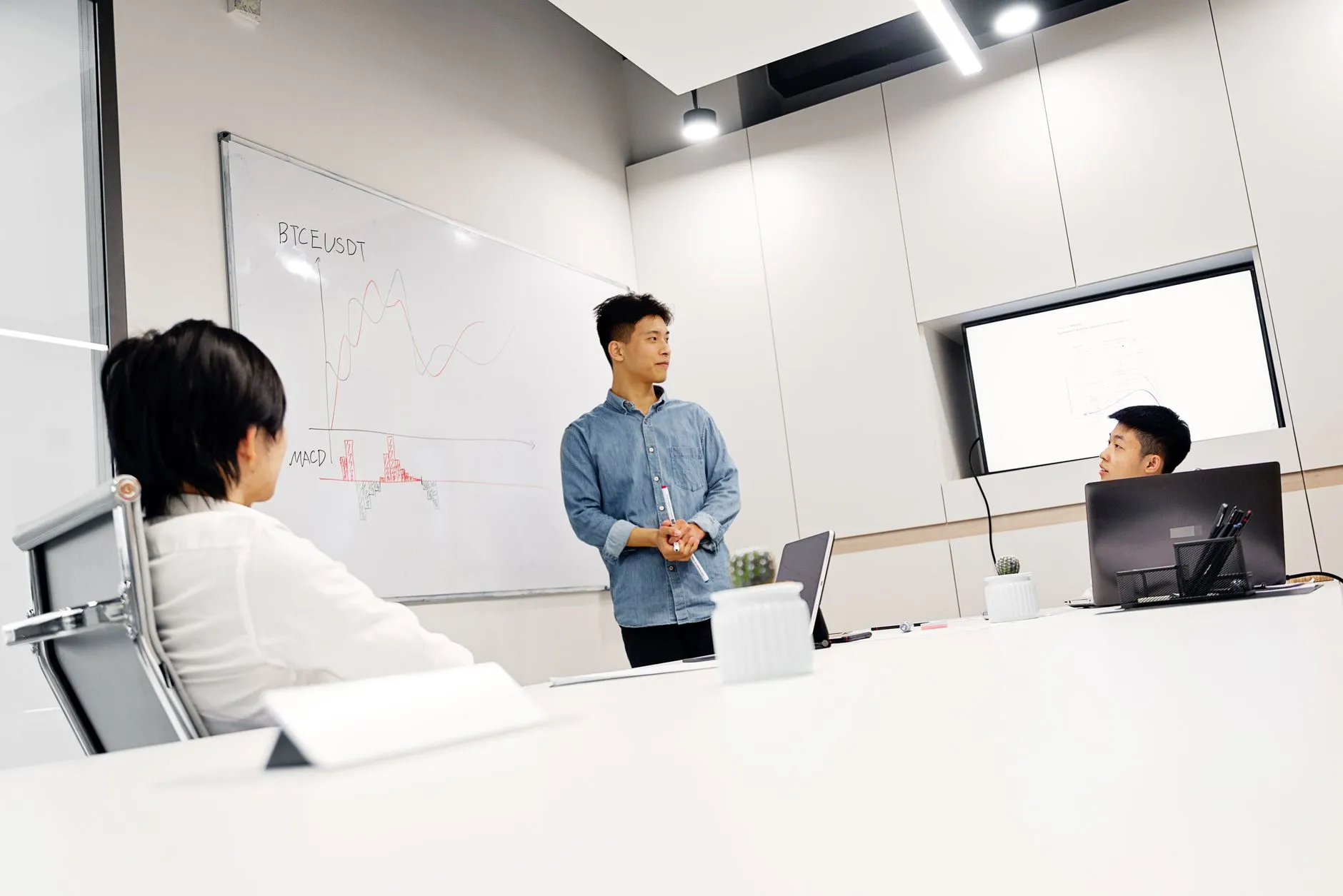 从RFID到条码打印:资产标签技术演进与固定资产管理效率提升